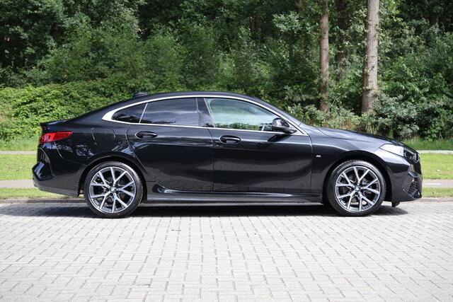 BMW 2-SERIE Gran Coupé 218i M Sport Edition M-Sport, Adaptieve Cruise Control, Stuurwielverwarming, Sportstoelen, Parkeerhulpsysteem, DAB, Stoelverwarming, Shadowline, M-Sportbesturing, Grootlichtassistent, Live Cockpit,etc.