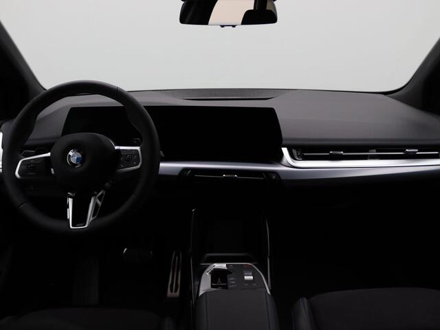 BMW 2-SERIE Active Tourer 218i M Sportpakket | Premium Pack | Stuurwielrand Verwarmd | Trekhaak | Driving Assistant | Parking Assistant | 18''