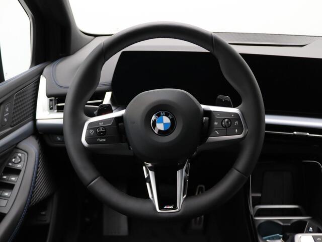BMW 2-SERIE Active Tourer 218i M Sportpakket | Premium Pack | Stuurwielrand Verwarmd | Trekhaak | Driving Assistant | Parking Assistant | 18''