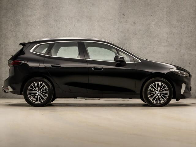 BMW 2-SERIE Active Tourer 218i Sportline Automaat (PANORAMADAK, LIVE COCKPIT PLUS, APPLE CARPLAY, HARMAN/KARDON, CAMERA, TREKHAAK, LEDEREN SPORTSTOELEN, ELEK ACHTERKLEP, NIEUWE APK, NIEUWSTAAT)
