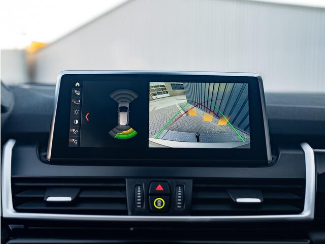 BMW 2-SERIE Active Tourer 218i Business Edition Plus | Panodak | Head Up | Trekhaak | Camera | Prijs Rijklaar!!