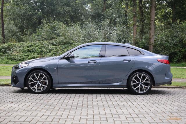 BMW 2-SERIE 218i Gran Coupé High Executive M-Sportpakket, Afneembare Trekhaak, Stuurwielverwarming, Sportstoelen, Harman Kardon, Parkeerhulpsysteem, Comfortpakket, DAB, Stoelverwarming, Shadowline, M-Sportbesturing, Inklapbare Spiegels, etc.