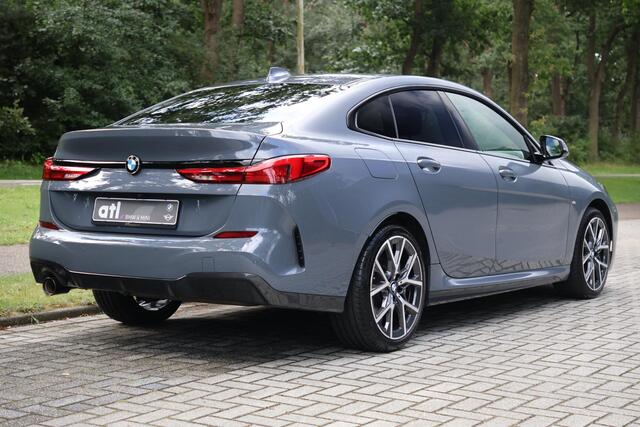 BMW 2-SERIE 218i Gran Coupé High Executive M-Sportpakket, Afneembare Trekhaak, Stuurwielverwarming, Sportstoelen, Harman Kardon, Parkeerhulpsysteem, Comfortpakket, DAB, Stoelverwarming, Shadowline, M-Sportbesturing, Inklapbare Spiegels, etc.