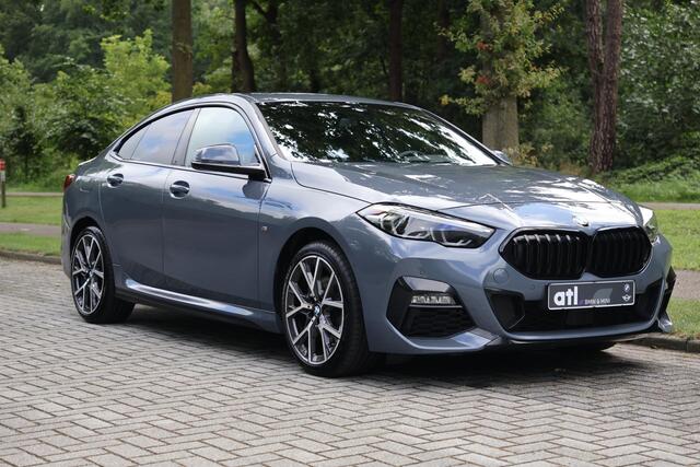 BMW 2-SERIE 218i Gran Coupé High Executive M-Sportpakket, Afneembare Trekhaak, Stuurwielverwarming, Sportstoelen, Harman Kardon, Parkeerhulpsysteem, Comfortpakket, DAB, Stoelverwarming, Shadowline, M-Sportbesturing, Inklapbare Spiegels, etc.