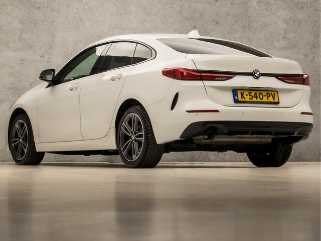 BMW 2-SERIE Gran Coupé 218i Sport Automaat (APPLE CARPLAY, M STUUR, GROOT NAVI, LEDER, GETINT GLAS, SFEERVERLICHTING, SPORTSTOELEN, DAB+, CRUISE, LED KOPLAMPEN, NIEUWSTAAT)
