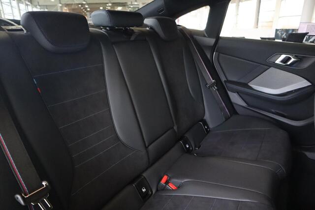 BMW 2-SERIE Gran Coupé M235 xDrive | M Sportpakket Pro | Panoramadak | Head-Up | Driving Assistant Professional | Harman Kardon | 360 Camera | Stoel & Stuurwielverwarming | Elektrisch Verstelbare Stoelen | Comfort Access | Adaptieve LED LED