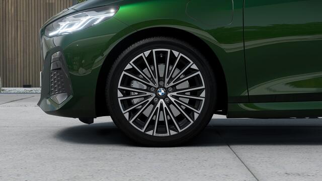 BMW 2-SERIE Active Tourer 225e xDrive High Executive M Sport Automaat / Panoramadak / Trekhaak / Sportstoelen / Adaptieve LED / M Adaptief onderstel / Head-Up / Comfort Access / Parking Assistant Plus