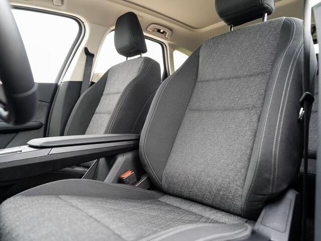 BMW 2-SERIE Active Tourer 218i Trekhaak Panoramadak Stuurwielverwarming Stoelverwarming LED Achteruitrijcamera Keyless Entry