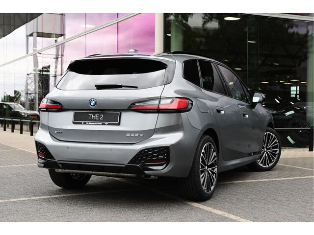 BMW 2-SERIE Active Tourer 225e xDrive High Executive M Sport Automaat / Panoramadak / Trekhaak / Sportstoelen / M Adaptief onderstel / Parking Assistant Plus / Head-Up / Harman-Kardon