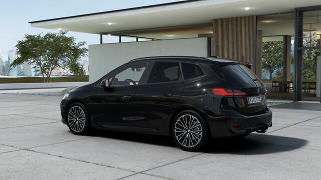 BMW 2-SERIE Active Tourer 225e xDrive High Executive M Sport Automaat / Panoramadak / Trekhaak / Sportstoelen / Head-Up / Adaptieve LED / M Adaptief onderstel / Parking Assistant Plus / Stuurverwarming