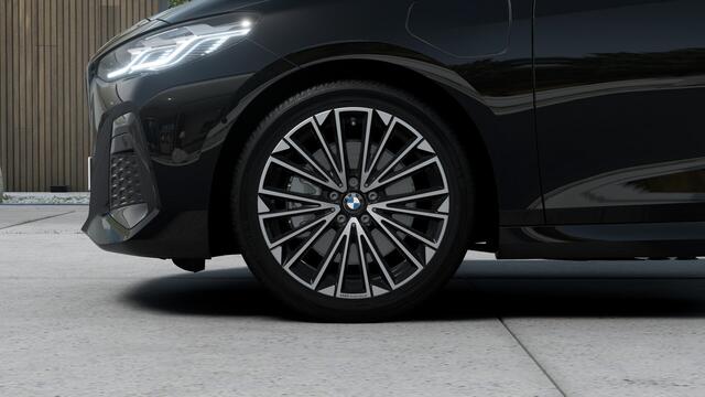 BMW 2-SERIE Active Tourer 225e xDrive High Executive M Sport Automaat / Panoramadak / Trekhaak / Sportstoelen / Head-Up / Adaptieve LED / M Adaptief onderstel / Parking Assistant Plus / Stuurverwarming