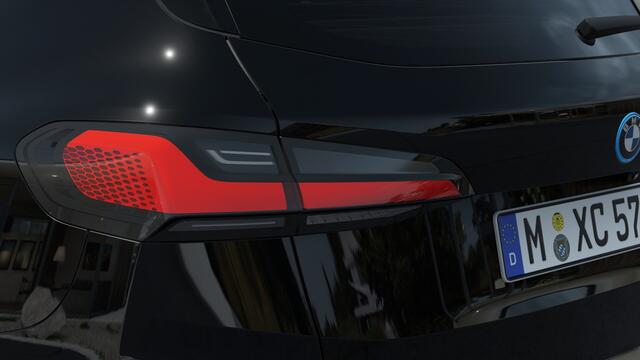 BMW 2-SERIE Active Tourer 225e xDrive High Executive M Sport Automaat / Panoramadak / Trekhaak / Sportstoelen / Head-Up / Adaptieve LED / M Adaptief onderstel / Parking Assistant Plus / Stuurverwarming