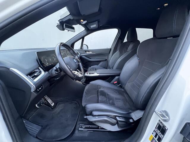BMW 2-SERIE Active Tourer 225e xDrive M-Sport PHEV Automaat / Goed onderhouden / Navigatie / Camera / Apple Carplay Android / M Sportstoelen en stuur / Schakel-flippers /18" LM wielen /