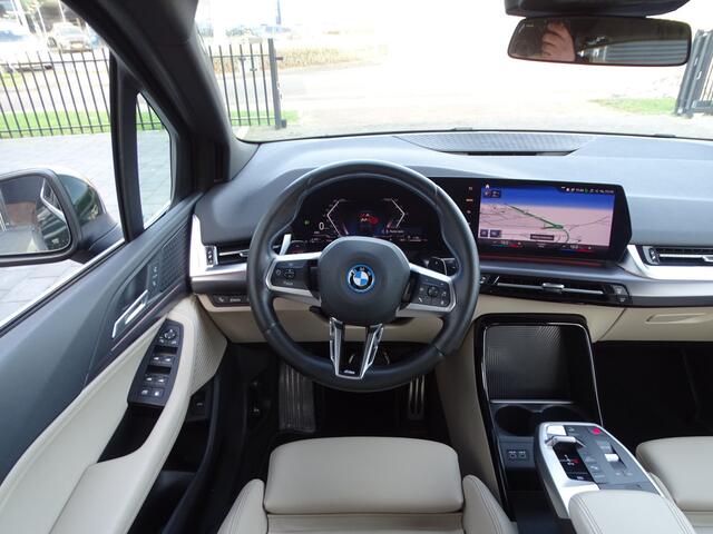 BMW 2-SERIE Active Tourer 225e xDrive M Sportpakket Ada. M-onderstel DAB Sportstoelen Parkeerhulpsysteem 18''LM Velgen