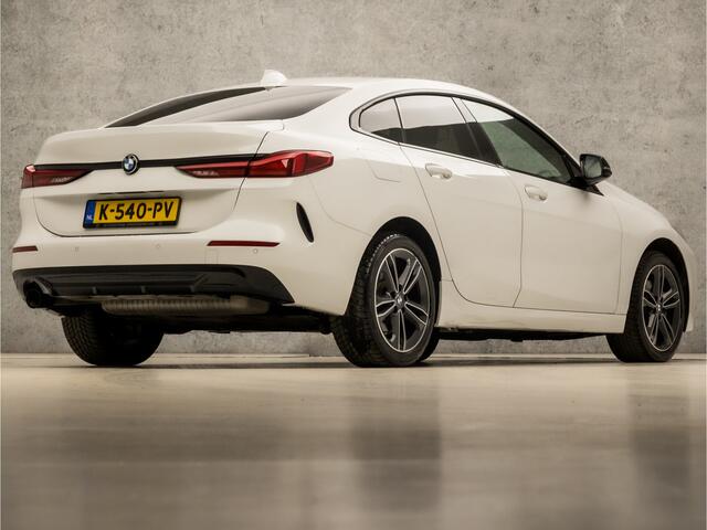 BMW 2-SERIE Gran Coupé 218i Sport Automaat (APPLE CARPLAY, M STUUR, GROOT NAVI, LEDER, GETINT GLAS, SFEERVERLICHTING, SPORTSTOELEN, DAB+, CRUISE, LED KOPLAMPEN, NIEUWSTAAT)