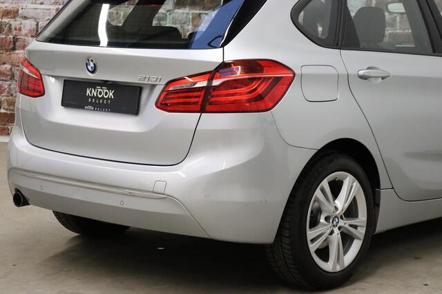 BMW 2-SERIE Active Tourer 218i High Executive Luxury Line Automaat / Navigatiesysteem Plus / Driving Assistant / Achteruitrijcamera / Stoelverwarming / LED-koplampen / Head-Up Display / DAB / Hifi / Shadow Line / 17 Inch