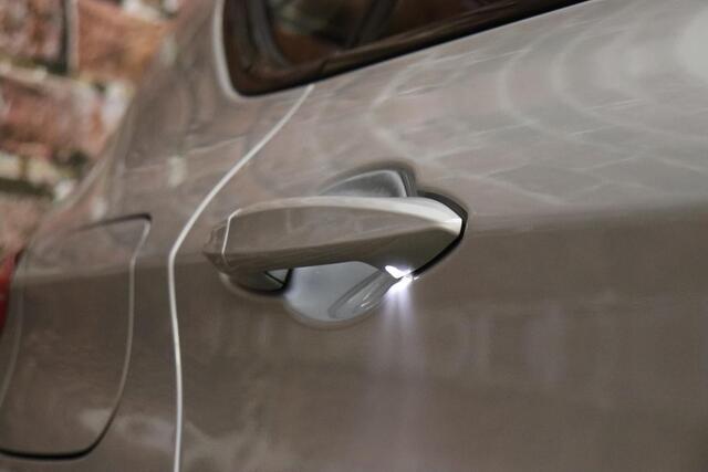 BMW 2-SERIE Active Tourer 218i High Executive Luxury Line Automaat / Navigatiesysteem Plus / Driving Assistant / Achteruitrijcamera / Stoelverwarming / LED-koplampen / Head-Up Display / DAB / Hifi / Shadow Line / 17 Inch