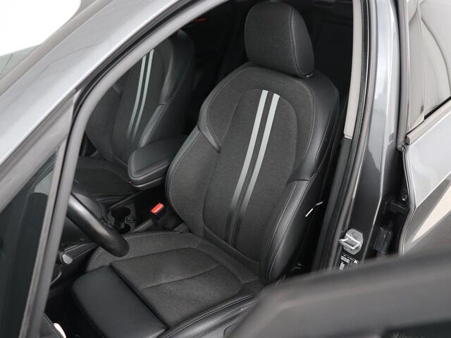 BMW 2-SERIE Active Tourer 220i Sport Line | Camera | Sportstoelen | Full LED | Navigatie | Park Assist | 18'' | Climate control | Bluetooth | Cruise control