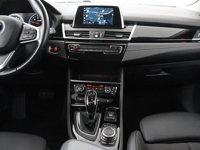 BMW 2-SERIE Active Tourer 220i Sport Line | Camera | Sportstoelen | Full LED | Navigatie | Park Assist | 18'' | Climate control | Bluetooth | Cruise control