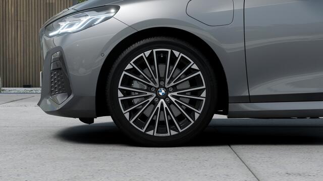 BMW 2-SERIE Active Tourer 225e xDrive High Executive M Sport Automaat / Panoramadak / Trekhaak / Sportstoelen / Adaptieve LED / M Adaptief onderstel / Head-Up / Parking Assistant Plus