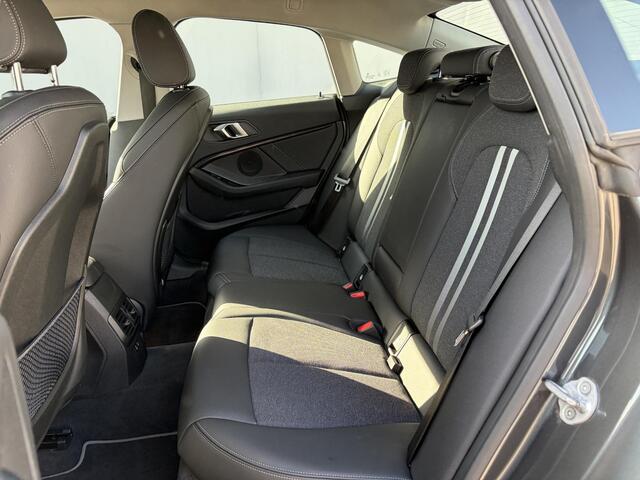 BMW 2-SERIE Gran Coupé 218i Exec. Edition Sport Line / Apple Carplay & Android Auto / Parkeersensoren voor en achter / Cruise control / DAB / 17" lichtmetalen velgen / Sportstoelen / Live Cockpit Plus