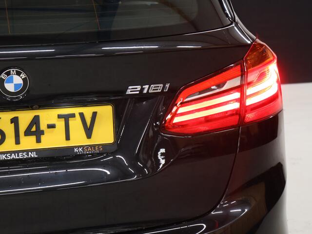 BMW 2-SERIE Active Tourer 218i High Executive M Sport [TREKHAAK, HARMAN/KARDON, CRUISE CONTROL, BLUETOOTH TELEFOON, HUD, ACHTERUITRIJCAMERA, PDC V+A, BMW LED, NIEUWSTAAT]