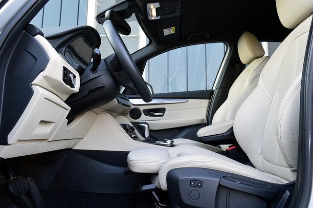 BMW 2-SERIE Active Tourer 218i M-Sport Rijklaarprijs-Garantie Navigatie Leder sport interieur Led Airco Head-Up