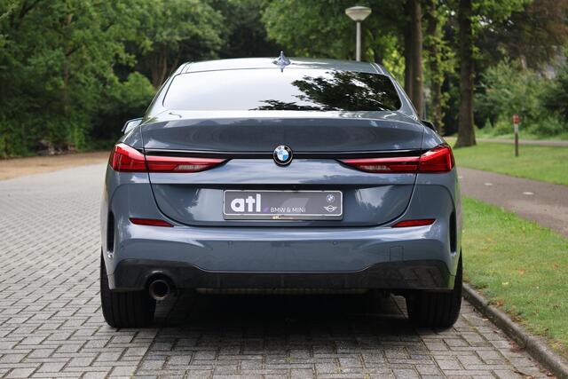 BMW 2-SERIE 218i Gran Coupé M-Sport | Adap Cruise | Afn. Trekhaak | Harman Kardon | Stoelverwarming | Stuurwielverwarming | DAB | Camera | Sportstoelen | Etc.