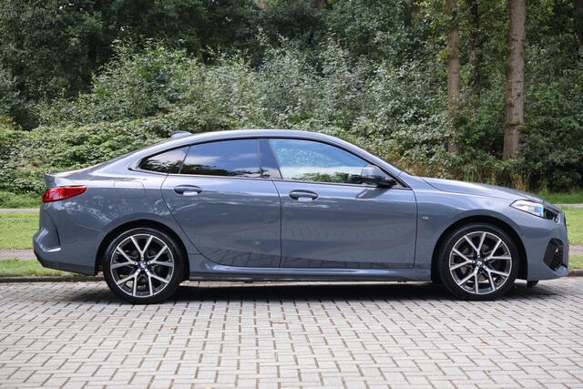 BMW 2-SERIE 218i Gran Coupé M-Sport | Adap Cruise | Afn. Trekhaak | Harman Kardon | Stoelverwarming | Stuurwielverwarming | DAB | Camera | Sportstoelen | Etc.