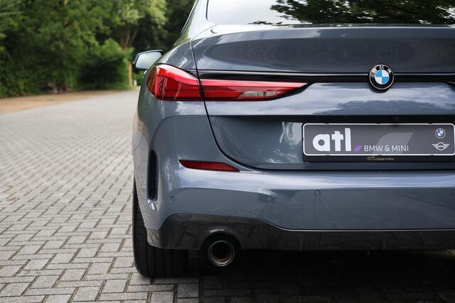 BMW 2-SERIE 218i Gran Coupé M-Sport | Adap Cruise | Afn. Trekhaak | Harman Kardon | Stoelverwarming | Stuurwielverwarming | DAB | Camera | Sportstoelen | Etc.