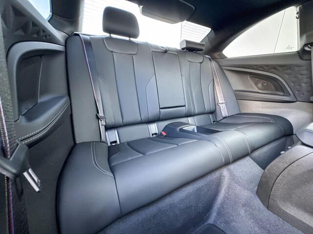 BMW 2-SERIE Coupé 220i High Executive M-Sport / Glazen Schuifdak / Harman Kardon / Adaptief LED / Comfort Access / CraftedClarity / Getinte Ramen / 19 Inch / Shadowline