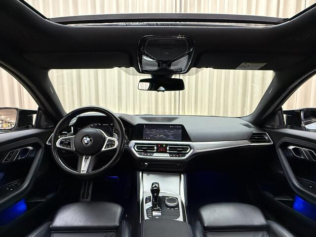 BMW 2-SERIE Coupé M240i xDrive *Brooklyn Grey* Schuif-/Kanteldak HUD / Harman/Kardon / Stuurverwarming / Keyless / Carplay / Camera / Leder / Cruise / 19'' LMV