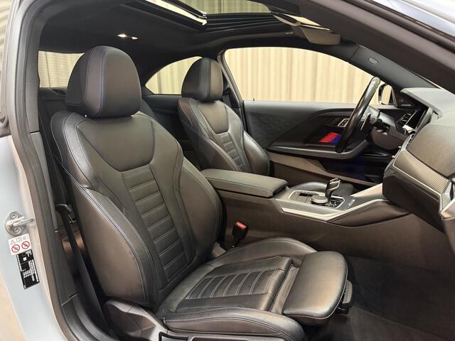 BMW 2-SERIE Coupé M240i xDrive *Brooklyn Grey* Schuif-/Kanteldak HUD / Harman/Kardon / Stuurverwarming / Keyless / Carplay / Camera / Leder / Cruise / 19'' LMV