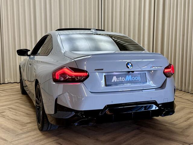 BMW 2-SERIE Coupé M240i xDrive *Brooklyn Grey* Schuif-/Kanteldak HUD / Harman/Kardon / Stuurverwarming / Keyless / Carplay / Camera / Leder / Cruise / 19'' LMV