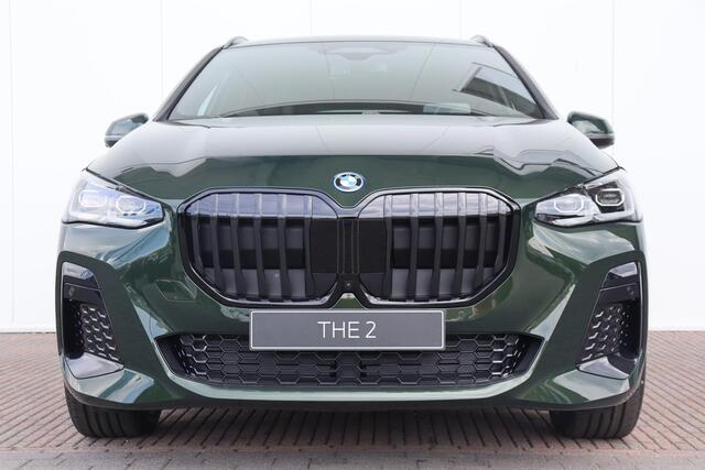 BMW 2-SERIE Active Tourer 225e xDrive | M Sportpakket / Trekhaak / Driving Assistant Professional / Head-up / Rondomzicht camera / Elektrische Stoelen met Memory & Massafunctie / Harman Kardon / 19 Inch