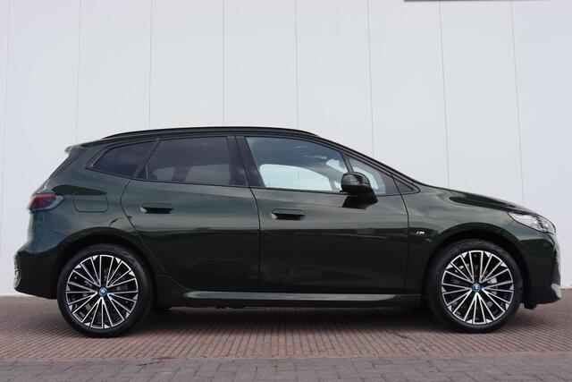 BMW 2-SERIE Active Tourer 225e xDrive | M Sportpakket / Trekhaak / Driving Assistant Professional / Head-up / Rondomzicht camera / Elektrische Stoelen met Memory & Massafunctie / Harman Kardon / 19 Inch