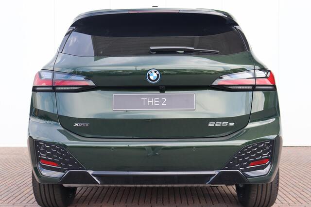 BMW 2-SERIE Active Tourer 225e xDrive | M Sportpakket / Trekhaak / Driving Assistant Professional / Head-up / Rondomzicht camera / Elektrische Stoelen met Memory & Massafunctie / Harman Kardon / 19 Inch