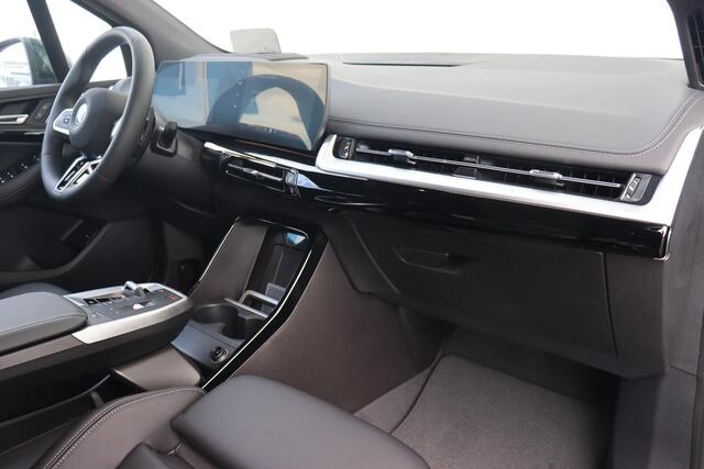 BMW 2-SERIE Active Tourer 225e xDrive | M Sportpakket / Trekhaak / Driving Assistant Professional / Head-up / Rondomzicht camera / Elektrische Stoelen met Memory & Massafunctie / Harman Kardon / 19 Inch