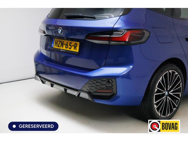 BMW 2-SERIE Active Tourer 218i M-Sport automaat | 19 inch Individual Panoramadak | Harman Kardon | HUD Adaptive cruise, 360 Camera, PDC V+A, El.verstelbare stoel met geheugen, Elektrische achterklep, Keyless
