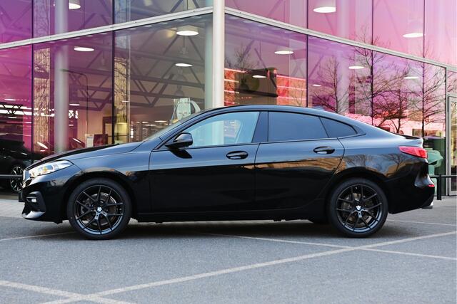 BMW 2-SERIE Gran Coupé 220i Executive Automaat / Navigatie / Adaptieve LED / Live Cockpit Professional / Cruise Control / Extra getint glas achter