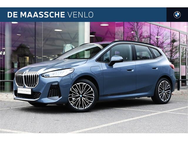 BMW 2-SERIE Active Tourer 230e xDrive M Sport Automaat / Trekhaak / Panoramadak / Sportstoelen / Achteruitrijcamera / Harman-Kardon / Stoelverwarming