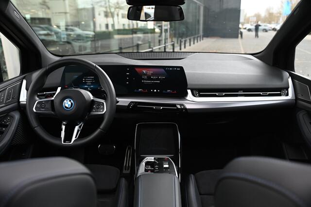 BMW 2-SERIE Active Tourer 230e xDrive M Sport Automaat / Trekhaak / Panoramadak / Sportstoelen / Achteruitrijcamera / Harman-Kardon / Stoelverwarming