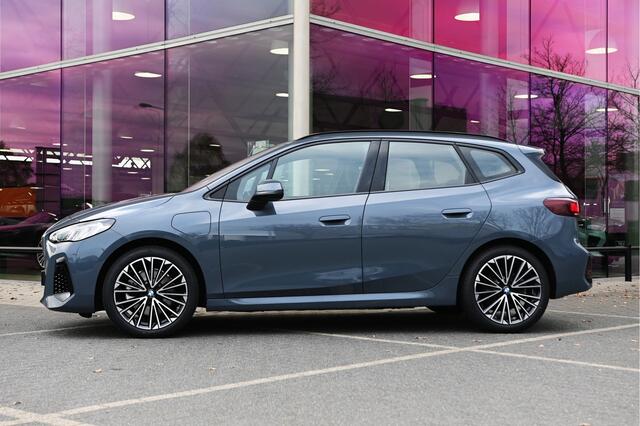 BMW 2-SERIE Active Tourer 230e xDrive M Sport Automaat / Trekhaak / Panoramadak / Sportstoelen / Achteruitrijcamera / Harman-Kardon / Stoelverwarming