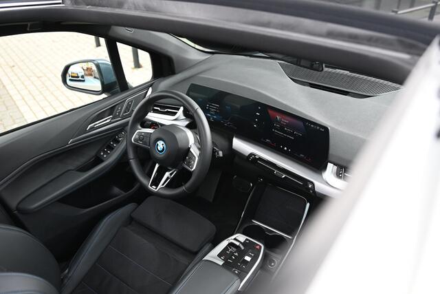 BMW 2-SERIE Active Tourer 230e xDrive M Sport Automaat / Trekhaak / Panoramadak / Sportstoelen / Achteruitrijcamera / Harman-Kardon / Stoelverwarming