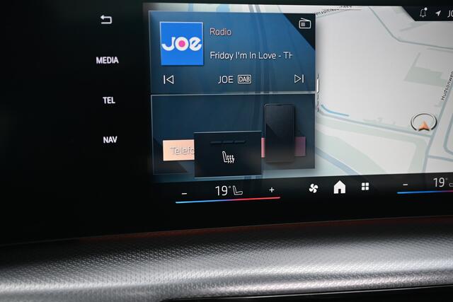 BMW 2-SERIE Active Tourer 230e xDrive M Sport Automaat / Trekhaak / Panoramadak / Sportstoelen / Achteruitrijcamera / Harman-Kardon / Stoelverwarming