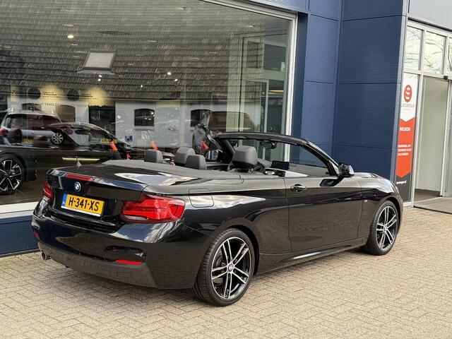 BMW 2-SERIE Cabrio 218i High Executive Edition | 136PK | M Sport Pakket | Leder Sportstoelen | LED Verlichting | Stoelverwarming | Groot Navigatie | Afneembare trekhaak | Camera | 18 Inch Lichtmetaal |