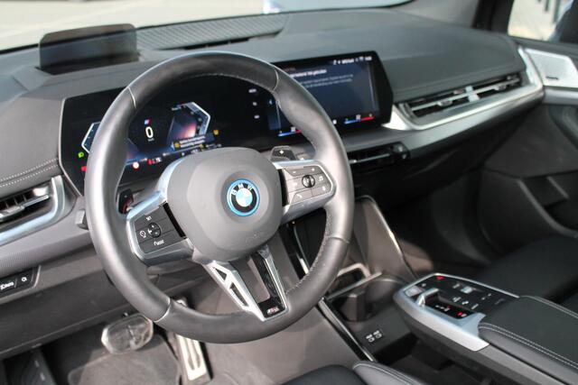 BMW 2-SERIE Active Tourer 225e xDrive Automaat / Panoramadak / Trekhaak / Adaptief M Onderstel / Sportstoelen / Stoelverwarming / Parking Assistant Plus / Head-Up / Adaptieve LED