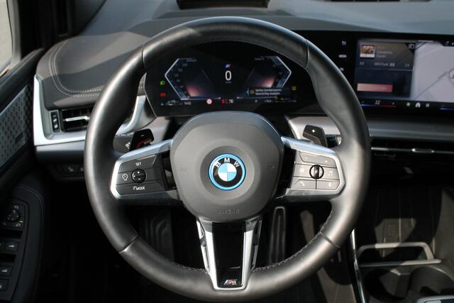 BMW 2-SERIE Active Tourer 225e xDrive Automaat / Panoramadak / Trekhaak / Adaptief M Onderstel / Sportstoelen / Stoelverwarming / Parking Assistant Plus / Head-Up / Adaptieve LED