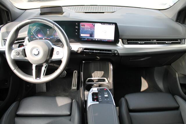BMW 2-SERIE Active Tourer 225e xDrive Automaat / Panoramadak / Trekhaak / Adaptief M Onderstel / Sportstoelen / Stoelverwarming / Parking Assistant Plus / Head-Up / Adaptieve LED