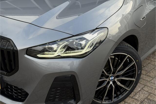 BMW 2-SERIE Act.Tourer 230e xDrive 326 PK M-Sport | Panodak | Head-up | Memory | Harman Kardon | Comfort Access